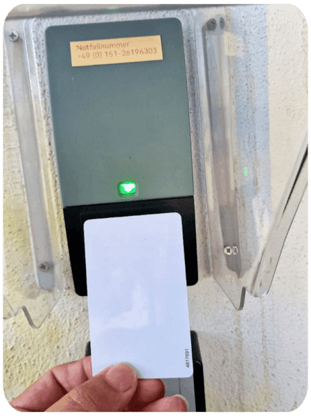 Self-Check-in-Terminal im Eingangsbereich des Sleep Inn Motel Paderborn