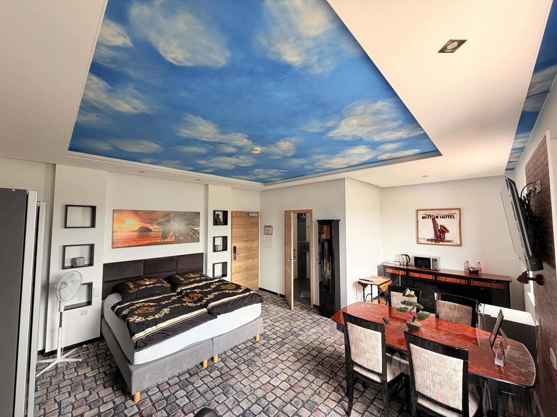Premium Zimmer Doppelbett mit Nachttisch und Beleuchtung