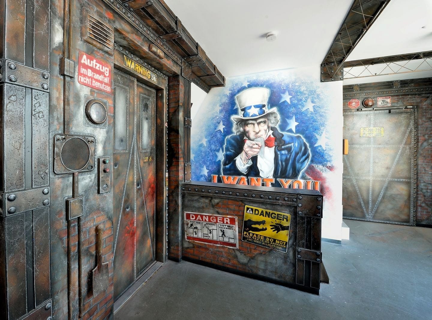 Flur im Sleep Inn Motel Paderborn mit Wandgestaltung im American Style