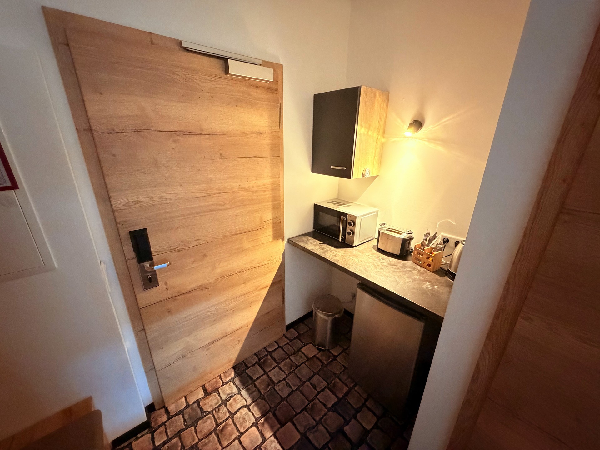 Küchenzeile im Studio+ Zimmer