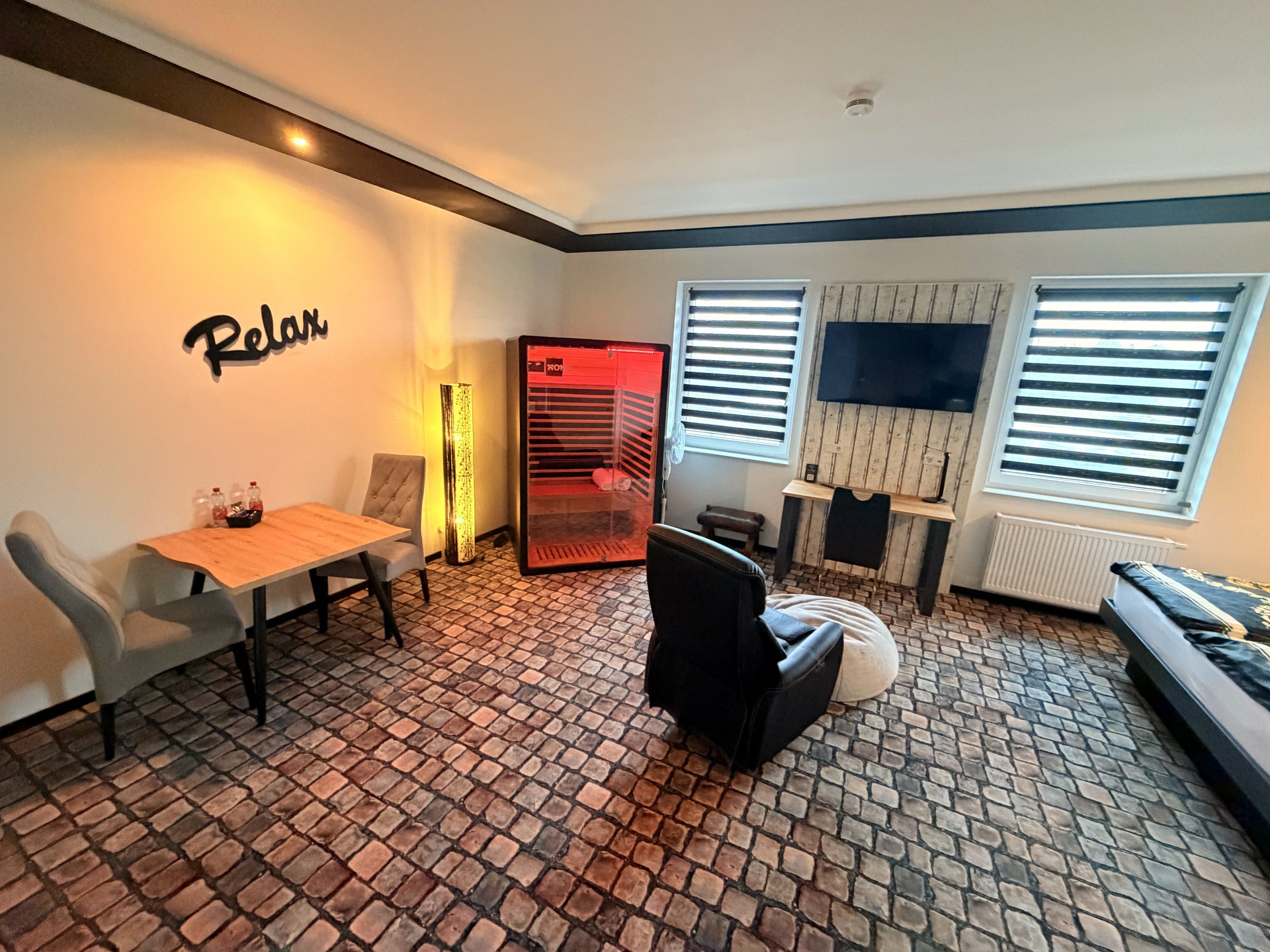 Premium Zimmer mit Infrarotsauna und Sitzbereich