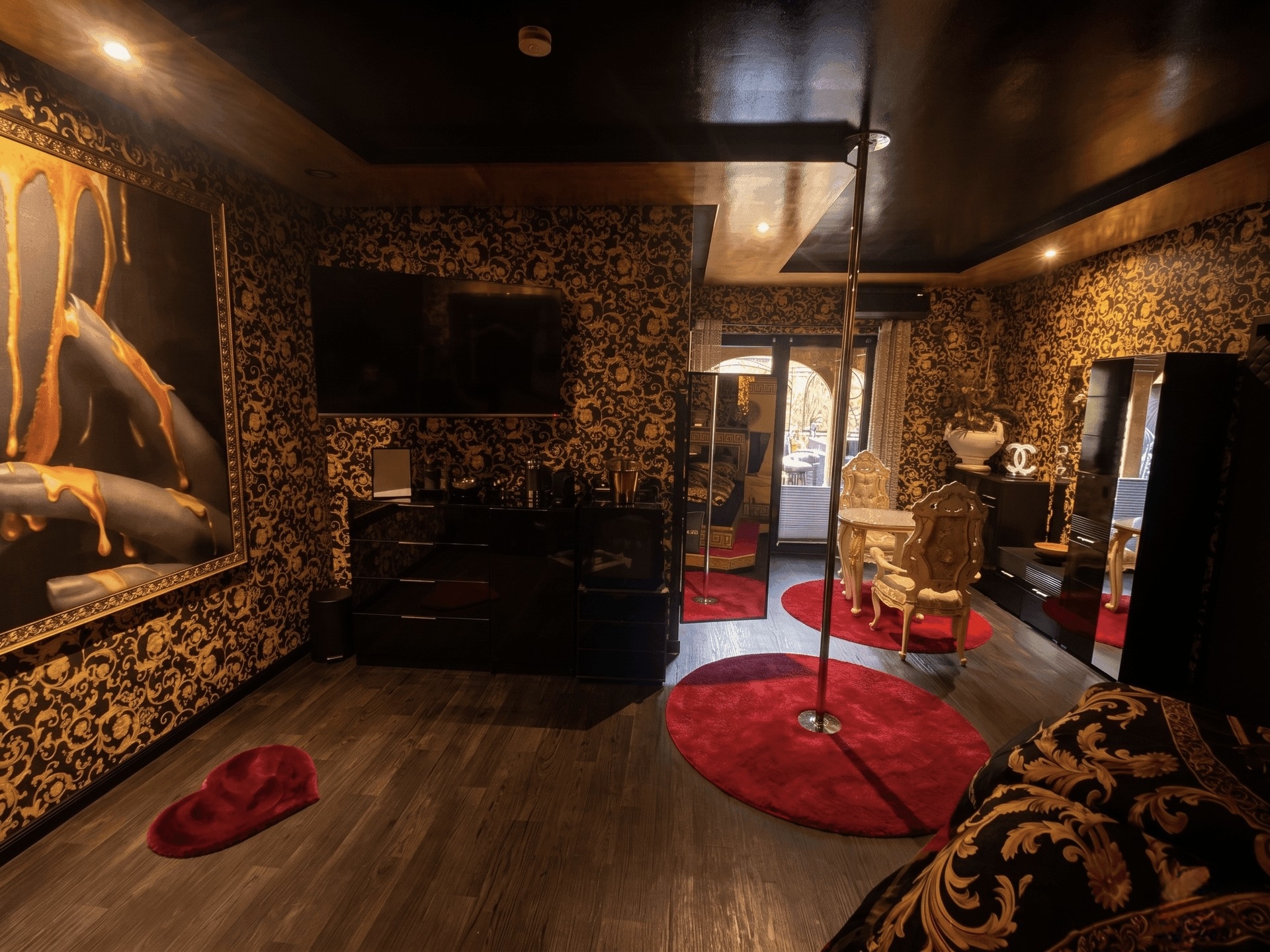 Komfortables King Size Bett im barocken Versace Golddesign