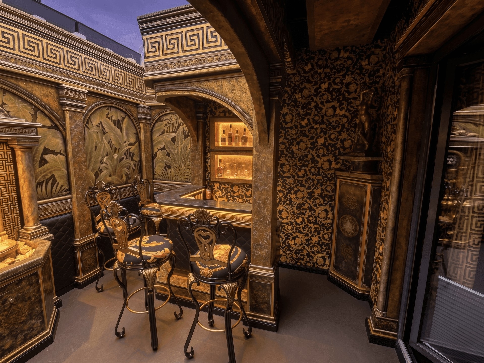 Private Bar auf der Terrasse der Versace Suite