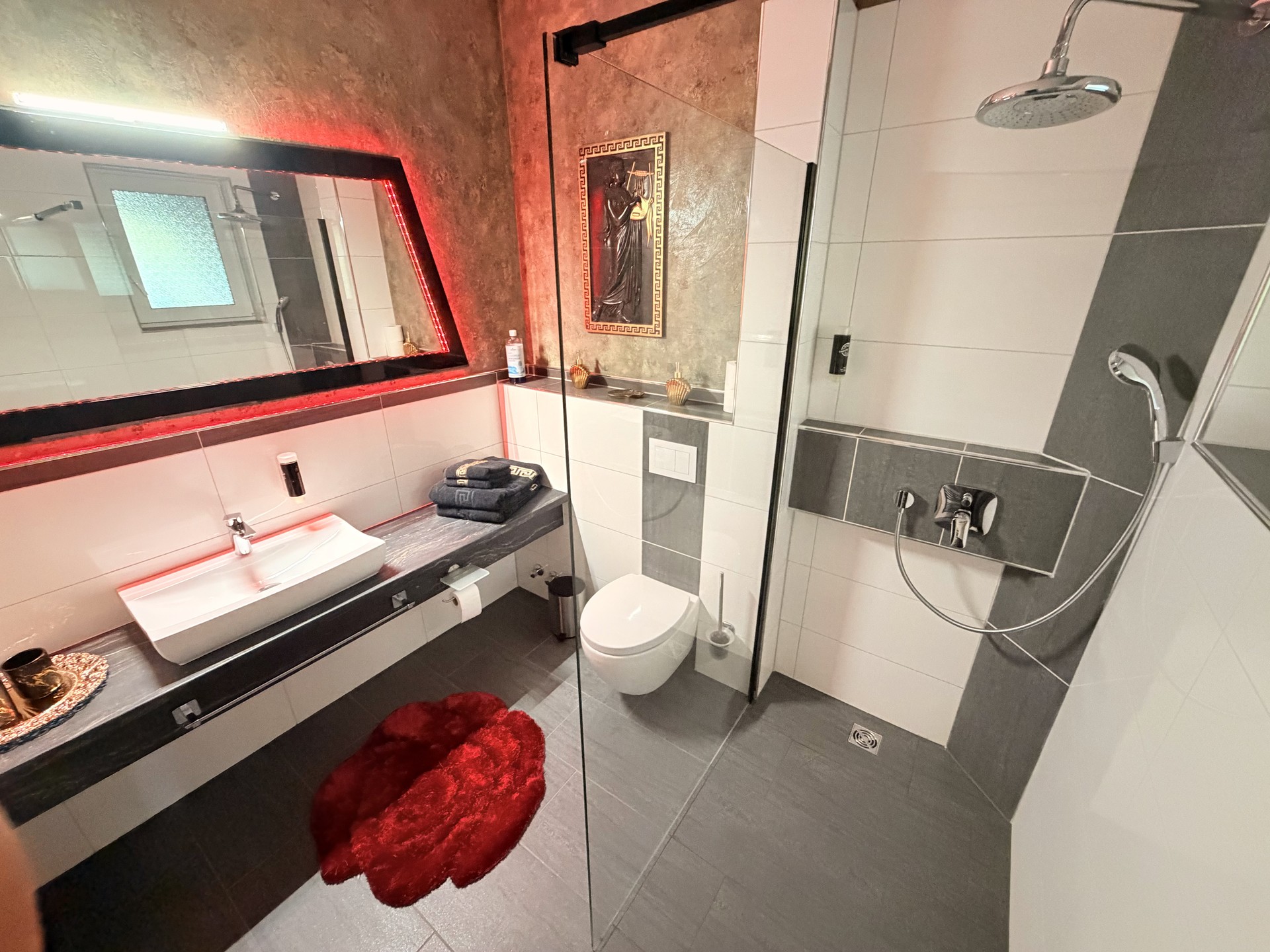 Badezimmer der Versace Suite mit Regendusche