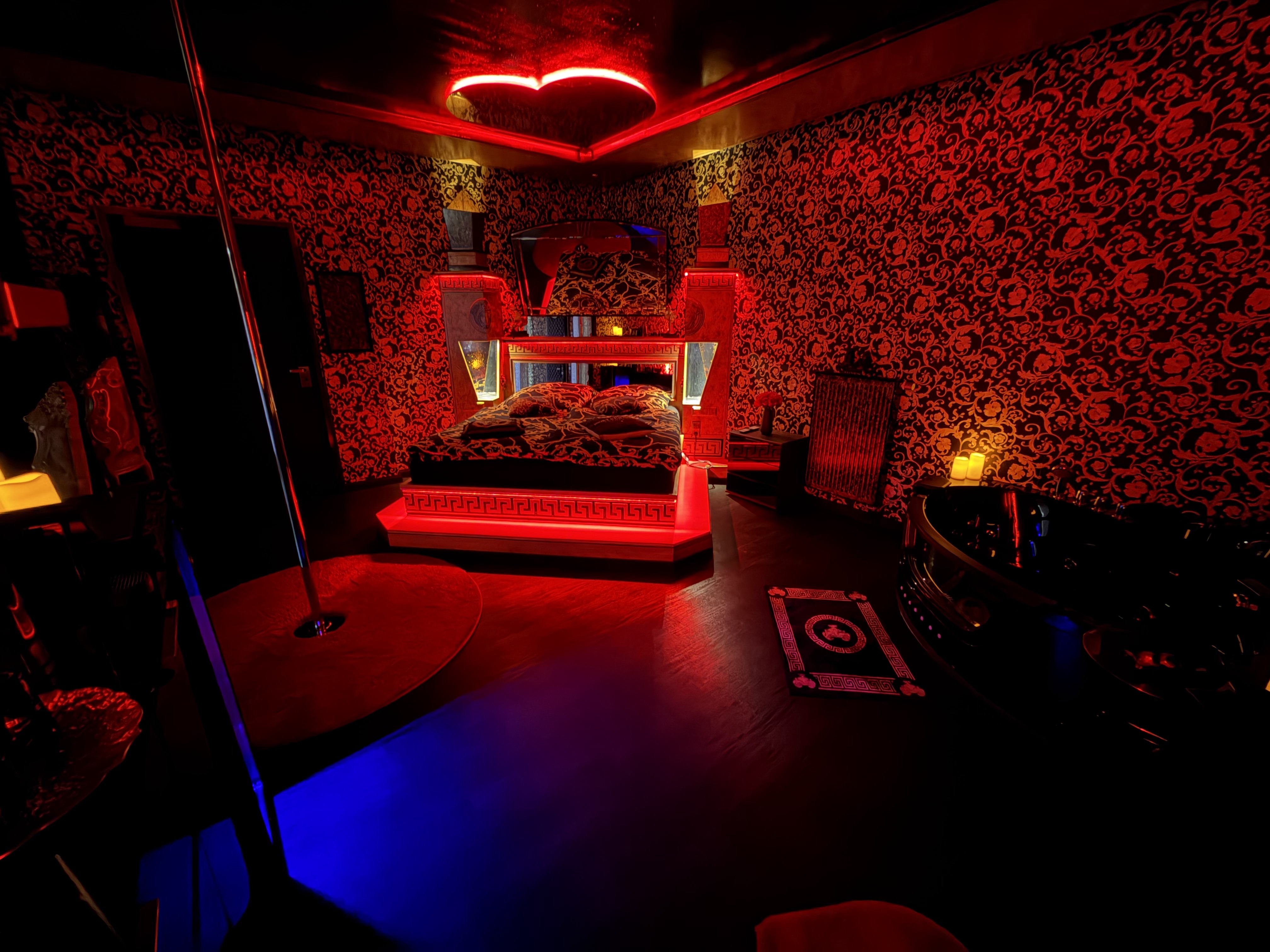 Versace Zimmer mit Bett- und Deckenspiegel
