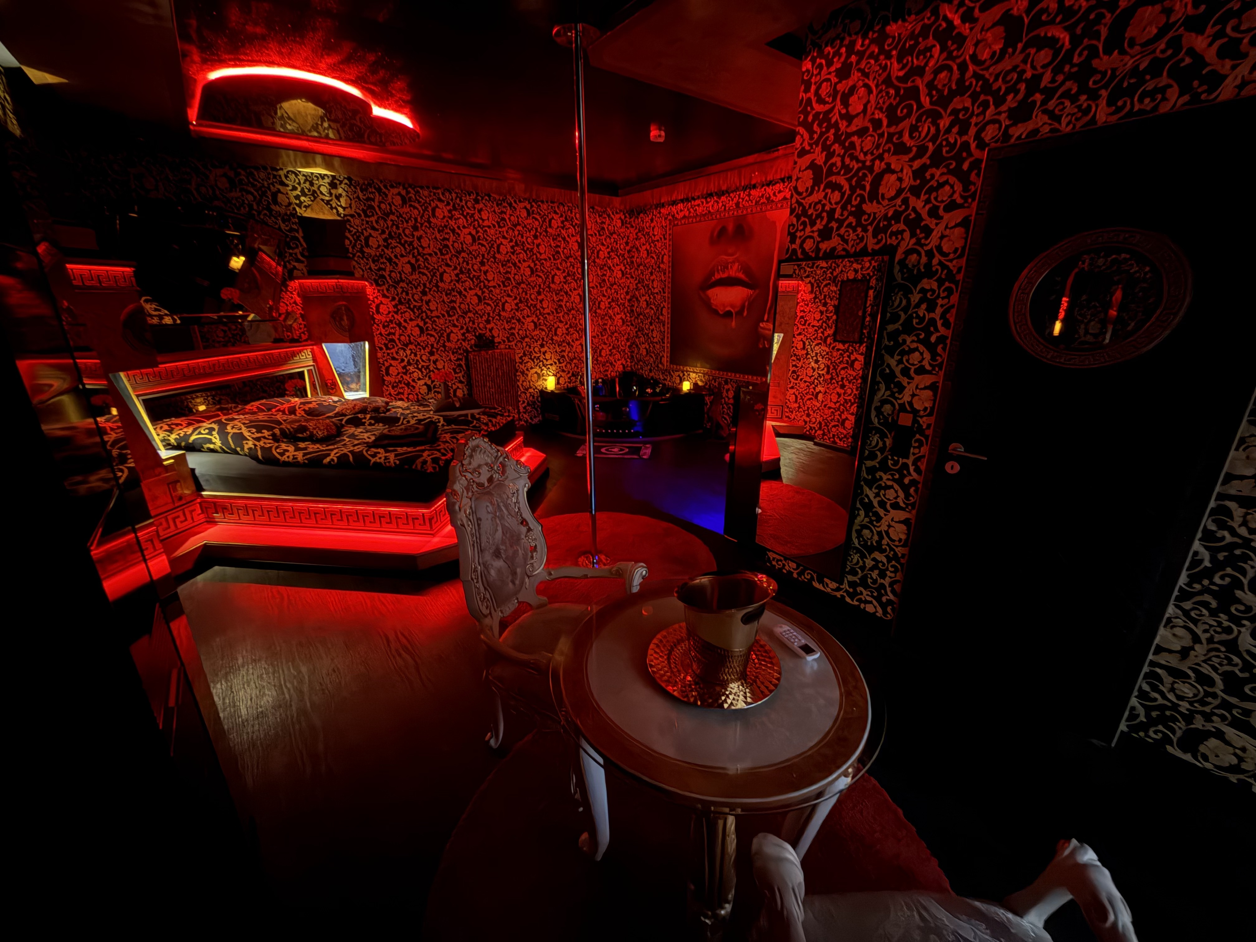 Versace Suite mit Pole-Dance-Stange